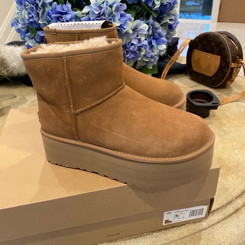 Ugg Classic Mini Platform Boots Nwt Nib Shoes Siz… - image 1